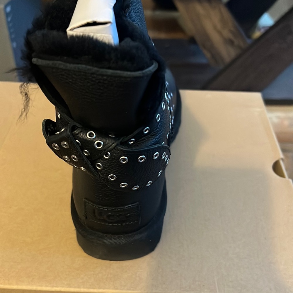 Brand new leather Cameron blk size 8